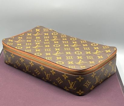 LOUIS VUITTON - Housse de protection.

Réalisée...