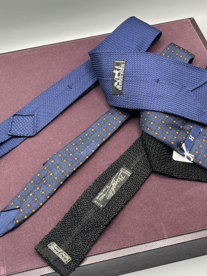 HERMÈS et autre - Lot de 3 cravates.

Modèle...