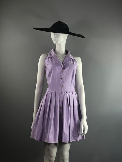 VALENTINO - Summer dress.

Cut from parma-colored...