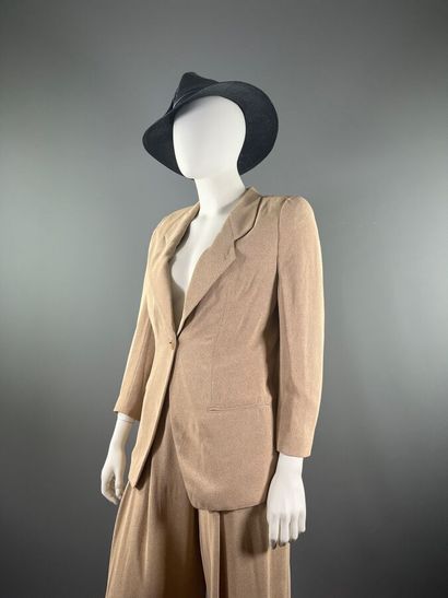 GIORGIO ARMANI - Tailleur pantalon.

L'ensemble...