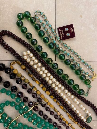 Lot de bijoux:

-8 colliers dont pâte de...