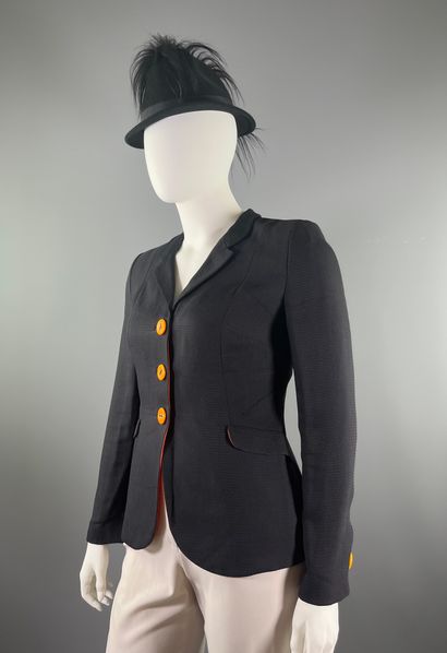 GIORGIO ARMANI - Veste.

Le modèle est taillé...