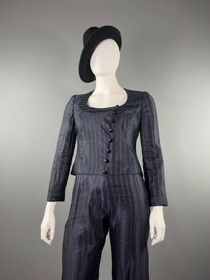 GIORGIO ARMANI - Tailleur pantalon.

L'ensemble...