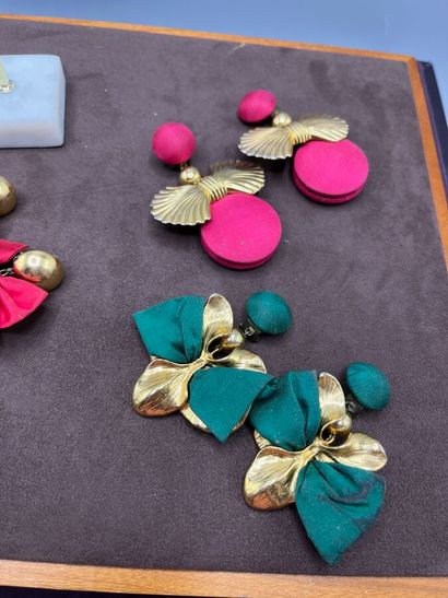 Lot de 5 boucles d'oreilles clips dont :

-Modèle...
