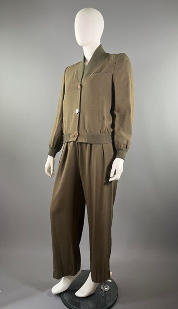 GIORGIO ARMANI - Ensemble pantalon.

Le modèle...