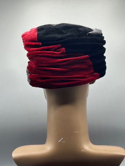 GIORGIO ARMANI - vers 2010 - Toque.

Le modèle...