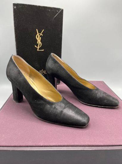 YVES SAINT LAURENT - Court shoes. 1990s.

Black...