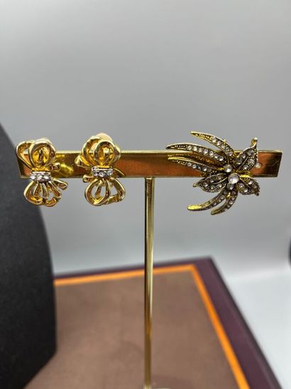 Lot de bijoux fantaisie comprenant :

-Collier...