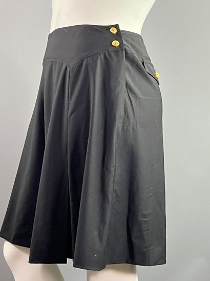 CHANEL - Short à pont. Vers 1990

LE modèle...