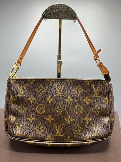 LOUIS VUITTON - Sac pochette accessoires...
