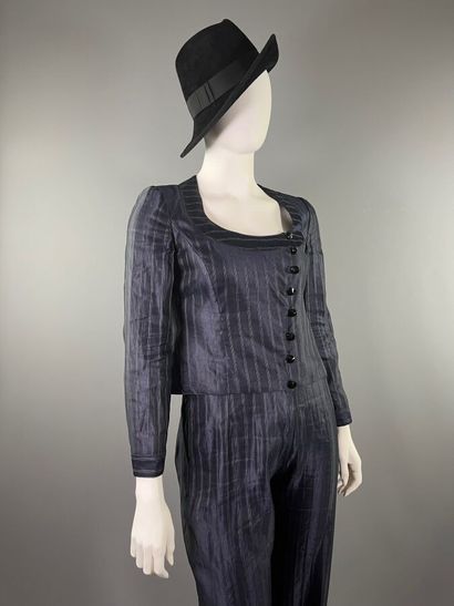 GIORGIO ARMANI - Tailleur pantalon.

L'ensemble...