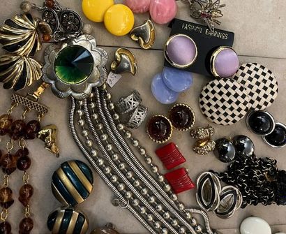 Lot de bijoux:

-32 paires de boucles d'oreilles...