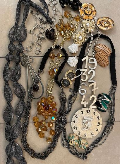Lot de bijoux:

-6 colliers dont MAISON MICHEL,...