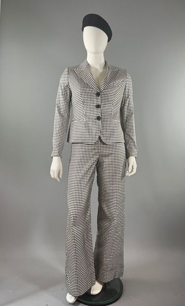 GIORGIO ARMANI - Tailleur pantalon.

L'ensemble...