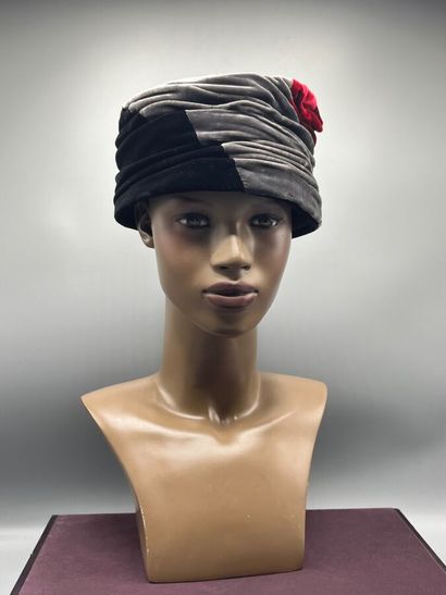 GIORGIO ARMANI - vers 2010 - Toque.

Le modèle...