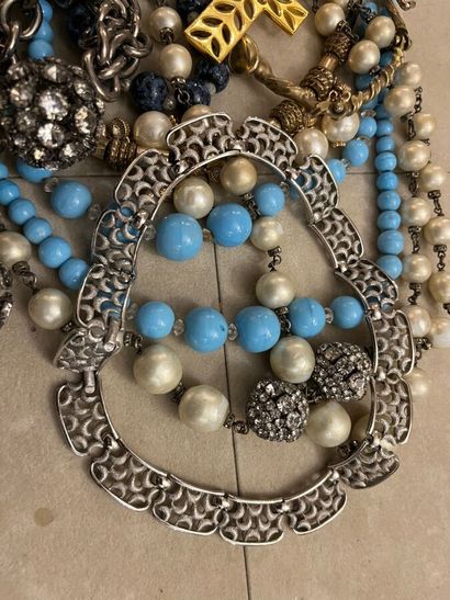 Lot de bijoux: 

-7 colliers dont TRIFARI,...
