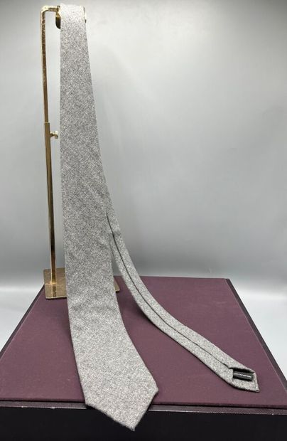 HERMÈS Paris - Cravate.

Le modèle est taillé...