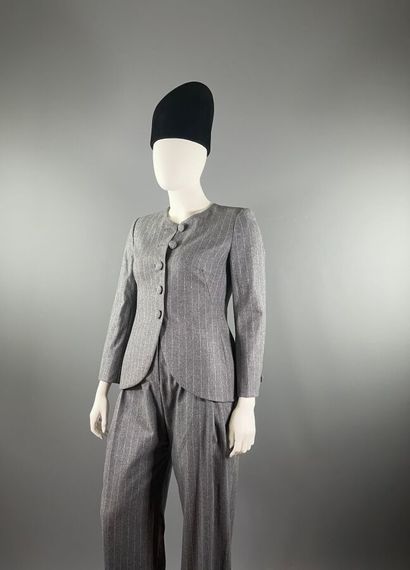 GIORGIO ARMANI - Tailleur pantalon.

L'ensemble...