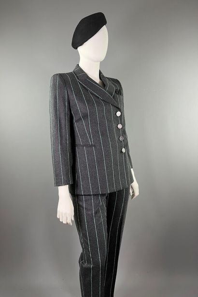 GIORGIO ARMANI - Tailleur pantalon.

L'ensemble...