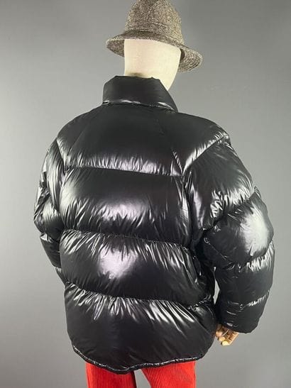 MONCLER - Doudoune.

Le modèle est taillé...