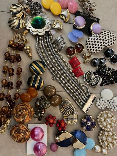 Lot de bijoux:

-32 paires de boucles d'oreilles...