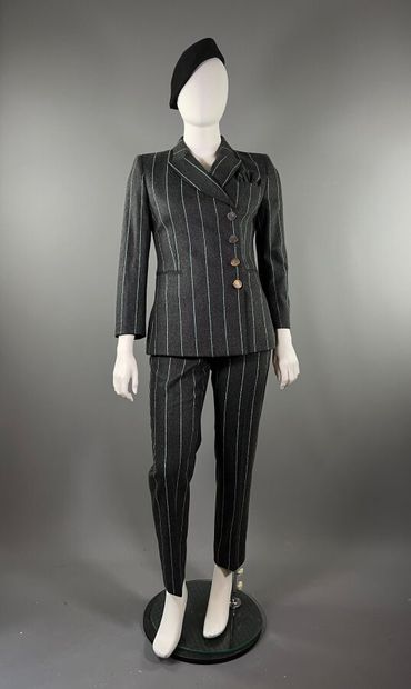 GIORGIO ARMANI - Tailleur pantalon.

L'ensemble...