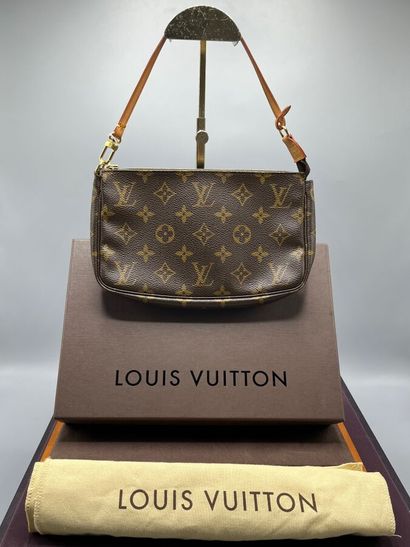 LOUIS VUITTON - Sac pochette accessoires...