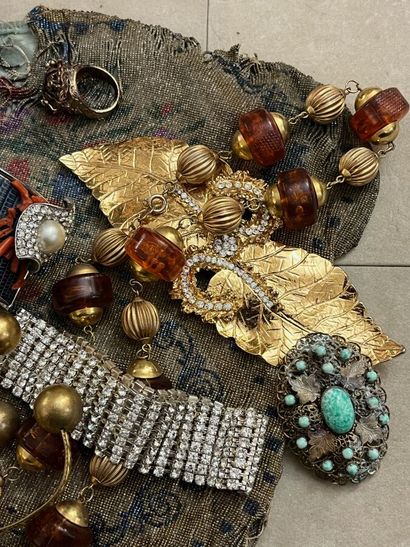 Lot de bijoux et accessoires:

-Bracelet...