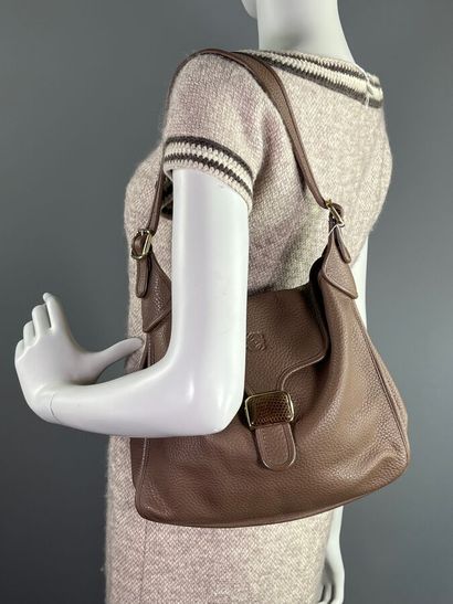 LOEWE - Sac GRENADE

Le modèle est taillé...