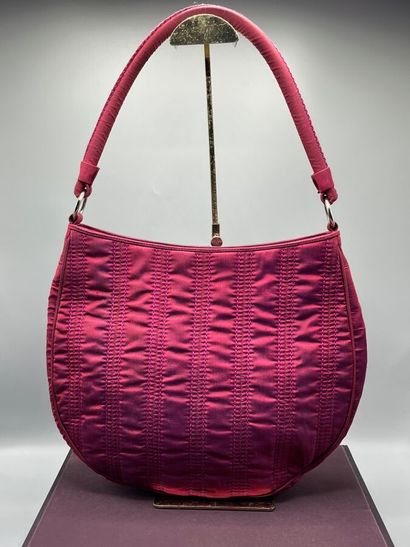 GIORGIO ARMANI - Sac.

Modèle réalisé en...