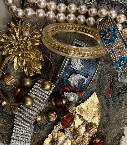 Lot de bijoux et accessoires:

-Bracelet...