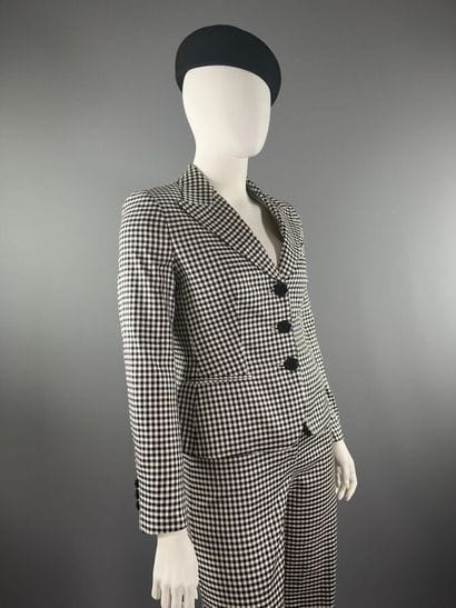 GIORGIO ARMANI - Tailleur pantalon.

L'ensemble...