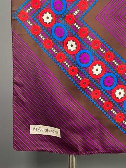YVES SAINT LAURENT - Silk square.

Geometric...