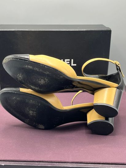 CHANEL - Escarpins ouverts - Taille 39

Le...