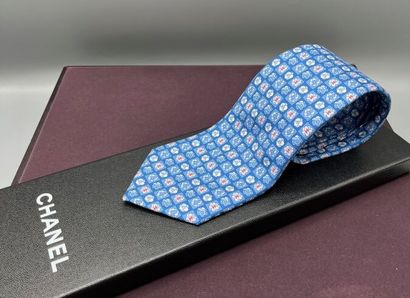 CHANEL - Cravate.

Modèle réalisé en twill...