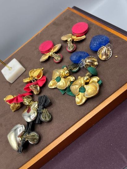 Lot de 5 boucles d'oreilles clips dont :

-Modèle...