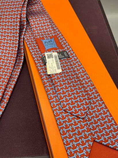 HERMÈS Paris - Cravate.

Le modèle est taillé...