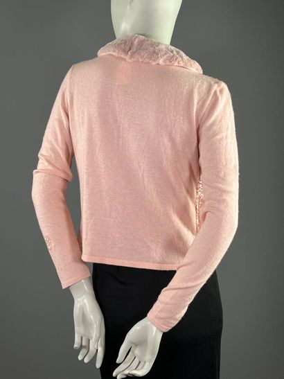 BLUMARINE - Gilet rose.

Le modèle est taillé...