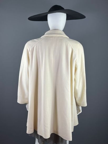 GEORGES RECH Unanyme - Manteau.

Le modèle...