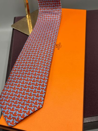 HERMÈS Paris - Cravate.

Le modèle est taillé...
