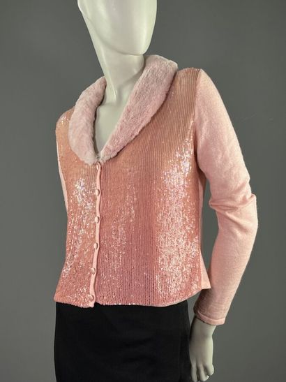 BLUMARINE - Gilet rose.

Le modèle est taillé...