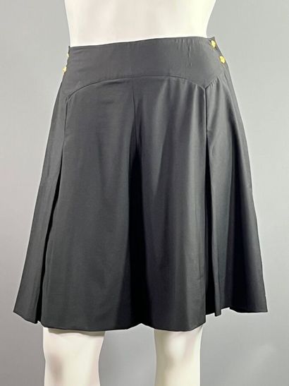 CHANEL - Short à pont. Vers 1990

LE modèle...