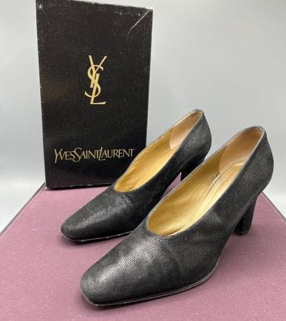 YVES SAINT LAURENT - Court shoes. 1990s.

Black...