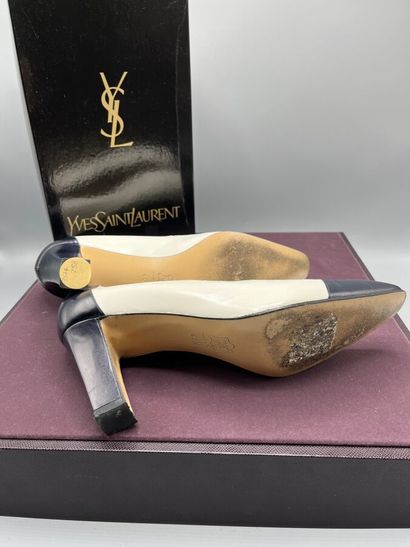 YVES SAINT LAURENT - Court shoes. 1990s.

Two-tone...
