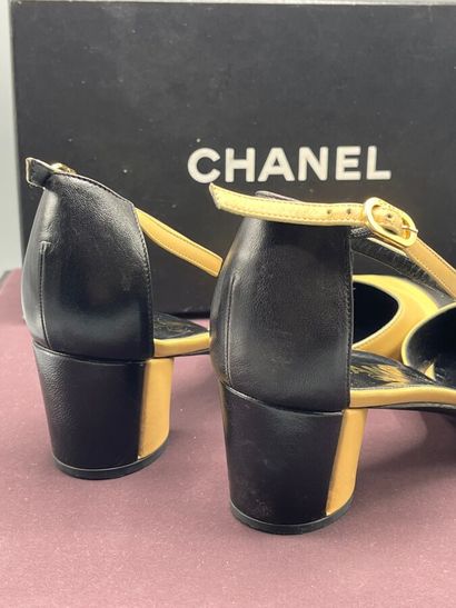 CHANEL - Escarpins ouverts - Taille 39

Le...