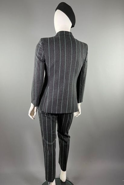 GIORGIO ARMANI - Tailleur pantalon.

L'ensemble...