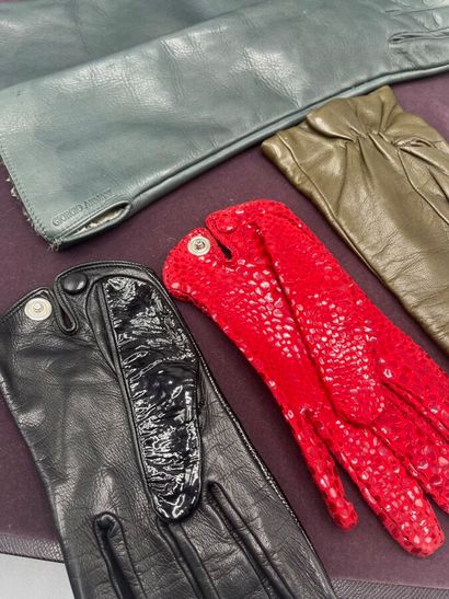 GIORGIO ARMANI - Lot de 4 paires de gants.

Gants...
