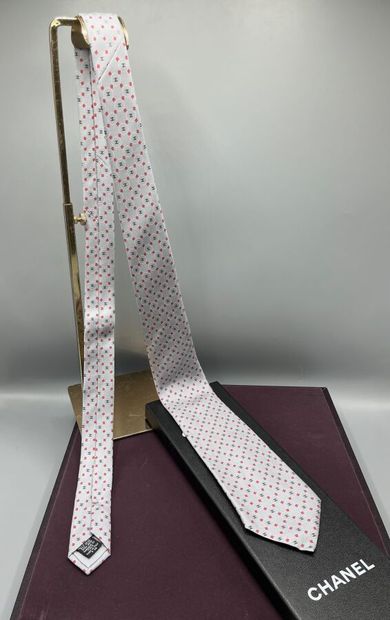 CHANEL - Cravate.

Modèle en twill de soie...