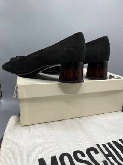 MOSCHINO - Escarpins - Années 90.

Modèle...