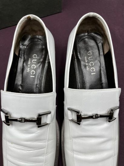 GUCCI - Mocassins.

Le modèle est réalisé...